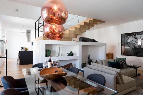里斯本芙洛拉希亚多公寓的一间带玻璃桌和楼梯的客厅