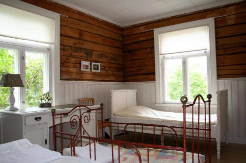 波尔沃Tukkilan Tila的一间卧室设有两张床和两个窗户。