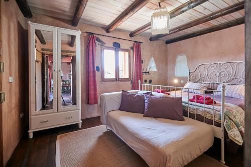 查德尔帕罗奥哈巴拉度假屋的一间卧室配有两张床,内设长凳