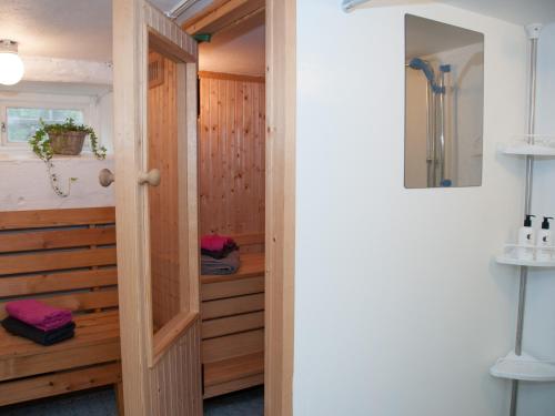 BroEkeby i Bro的一间带木墙桑拿的浴室