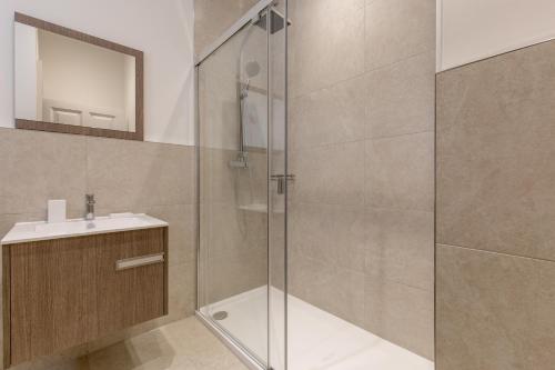 爱丁堡苏格兰迪斯提尼公寓 - 切赫姆亨特套房的带淋浴和盥洗盆的浴室