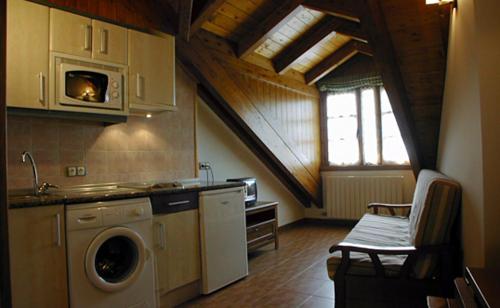 布罗托Apartamentos Gabarre的一间厨房,在房间内配有洗衣机和烘干机