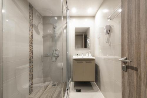 拉加纳斯Vice Hotel的带淋浴和盥洗盆的浴室