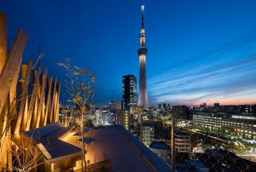 东京ONE@Tokyo的享有艾菲尔铁塔的夜间景色