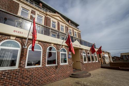 布莱克浦南部海滩第一名酒店的前面有红旗的砖砌建筑