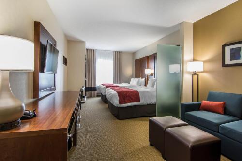 里贾纳里贾纳舒适套房酒店的酒店客房,配有床和沙发