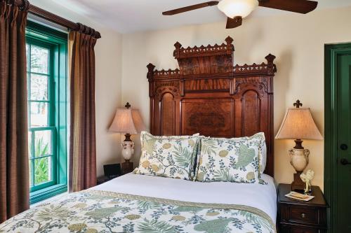 圣奥古斯丁The Collector Inn (Adults Only) - Saint Augustine的一间卧室配有一张大床和木制床头板