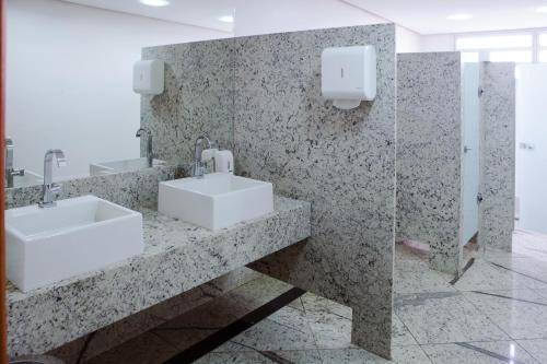 乌贝兰迪亚JVA Fenix Hotel的浴室设有2个水槽和镜子