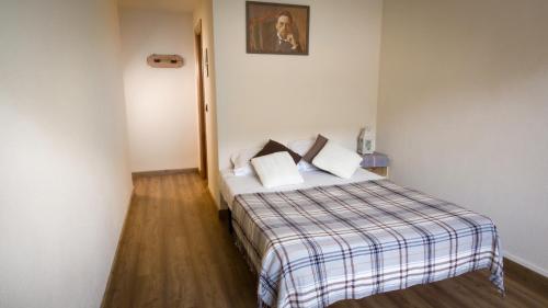 ChecaHotel La Gerencia的酒店客房,配有一张带铺着地毯的床