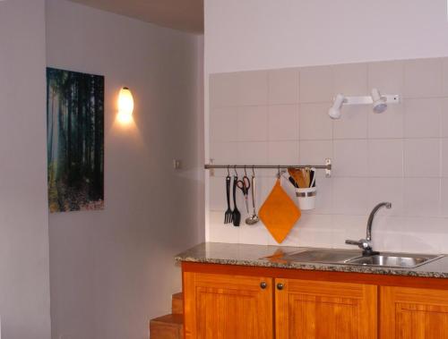 埃尔米瓜Casa Creativa的厨房配有水槽和台面