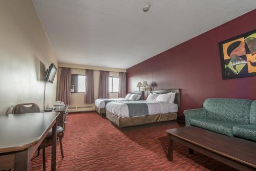 埃德蒙顿阿盖尔广场酒店 的酒店客房,配有床和沙发