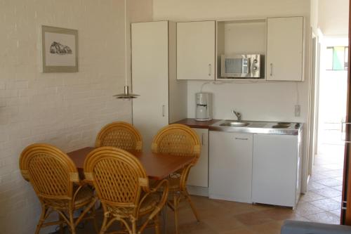 罗莫柯克比拉克尔可酒店的带桌椅的厨房和带水槽的厨房