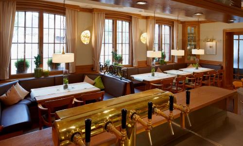 不莱梅Grothenns Hotel 3-Sterne superior的餐厅设有桌椅和窗户。