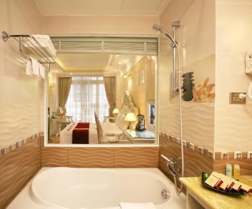 Hanoi Hotel Royal的一间浴室