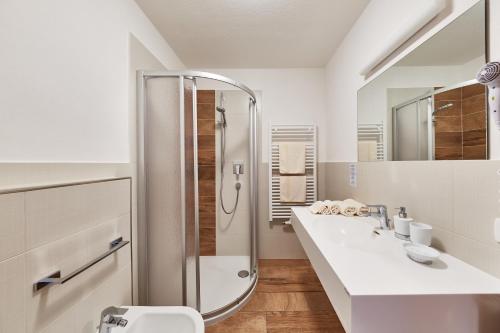 科瓦拉因巴迪亚La Cianò的白色的浴室设有2个盥洗盆和淋浴。