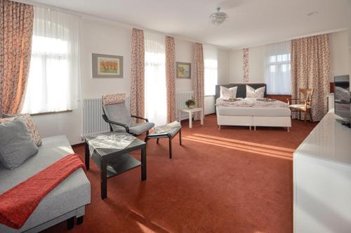 施塔特韦伦Dampfschiffhotel的客厅配有沙发和1张床