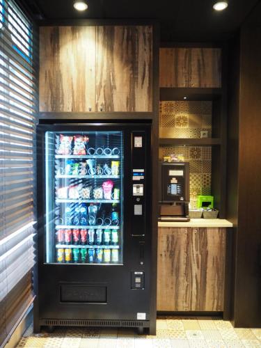 阿姆斯特丹Blossoms City Hotel的出售饮料的自动售货机