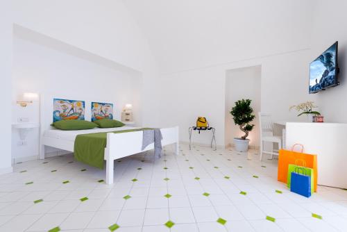 阿马尔菲Vista d'Amalfi的一间卧室配有一张绿色星床,位于地板上