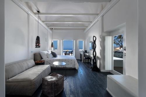 易莫洛林圣托里尼卡沃塔古酒店的客厅配有沙发和桌子