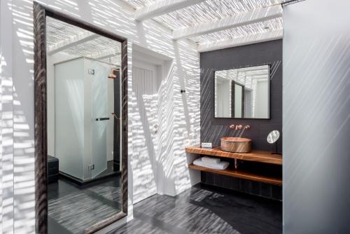 圣托里尼卡沃塔古酒店的一间浴室