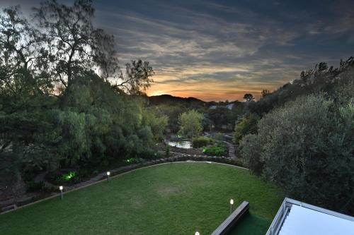 布隆方丹Tredenham Boutique Hotel的黄昏时可欣赏到花园的空中景色