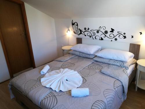 察夫塔特拉多维克别墅旅馆的一间卧室配有一张床,上面有两条毛巾