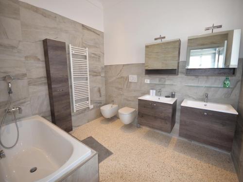 普尔萨诺Luxury Beach Villa Puglia Italy的带浴缸、盥洗盆和卫生间的浴室