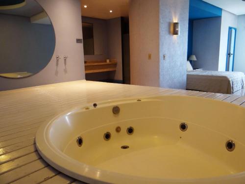 里约热内卢钻石酒店的浴缸位于木地板上