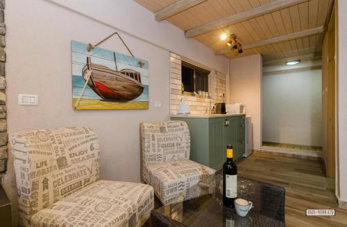 提比里亚Dream Cabin的客厅配有两把椅子和一瓶葡萄酒