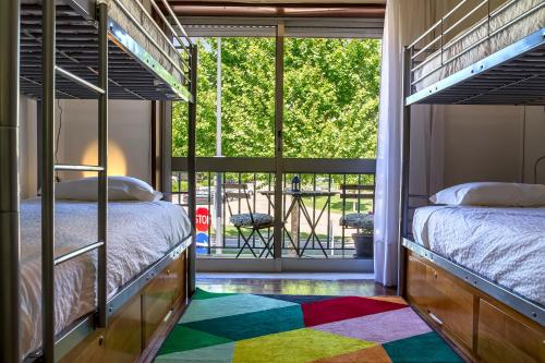 蒙丁-迪巴什图Hostel Carvalho的带窗户的客房内的两张双层床