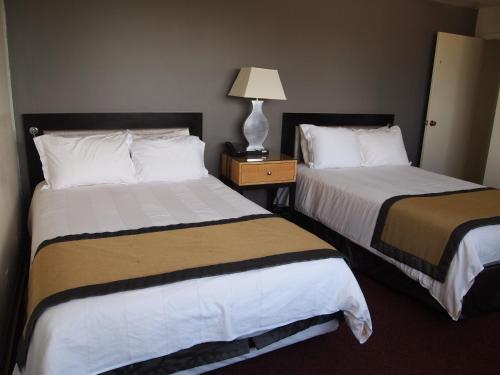 斯坦福德套房酒店客房内的一张或多张床位