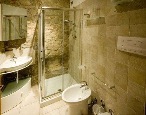 TeoloAiceltis的带淋浴、卫生间和盥洗盆的浴室