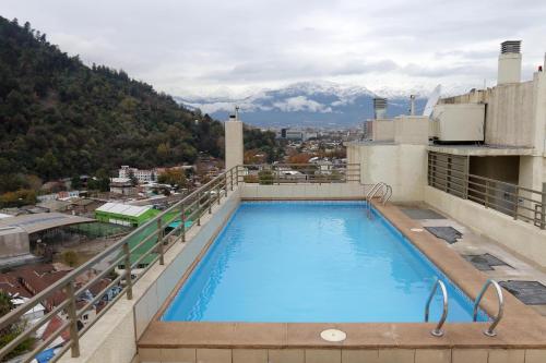 圣地亚哥圣地亚哥中心公寓的一座山顶建筑的游泳池