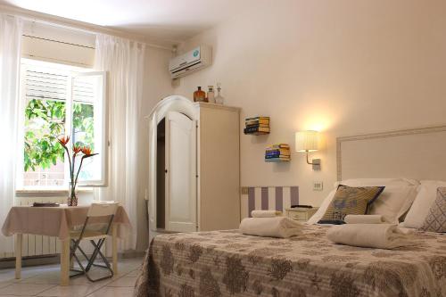 马西亚娜马里纳索格鲁诺泰格利亚费鲁酒店的一间卧室配有一张床、一张桌子和一个窗户。