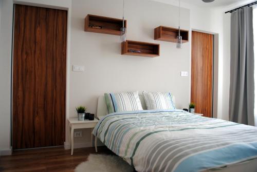 科沙林Apartament Zwycięstwa 98的一间卧室配有一张床,床头柜配有桌子