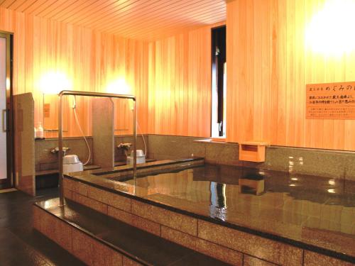 山形市山形七日町华盛顿酒店的一间带水槽和镜子的大浴室