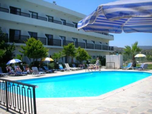 波利斯苏黎海滩酒店的一个带遮阳伞的游泳池以及酒店