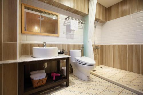 Shunan后山城宝民宿的浴室配有白色卫生间和盥洗盆。