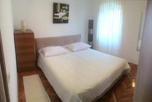 ŠkripAugustinovi Dvori的卧室配有白色的床和窗户。