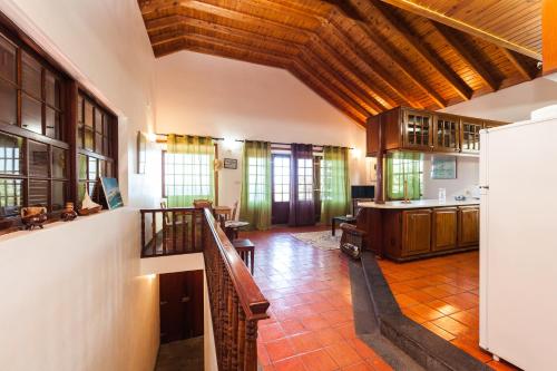 圣罗克杜皮库Adega do Pereirinha的大型客厅设有木制天花板