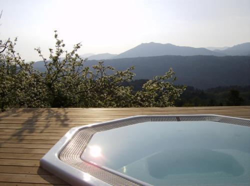 宗扎旅游酒店的一座位于甲板上的游泳池,甲板上以山脉为背景