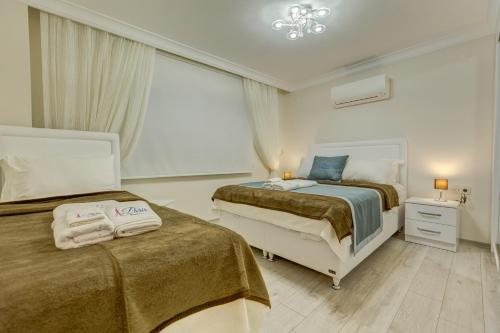 切什梅Paris Residence Cesme的一间卧室设有两张床和窗户。