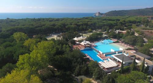 卡斯蒂里昂纳·德拉佩罗葵特乡村露营酒店的享有别墅空中景致,设有游泳池和海洋