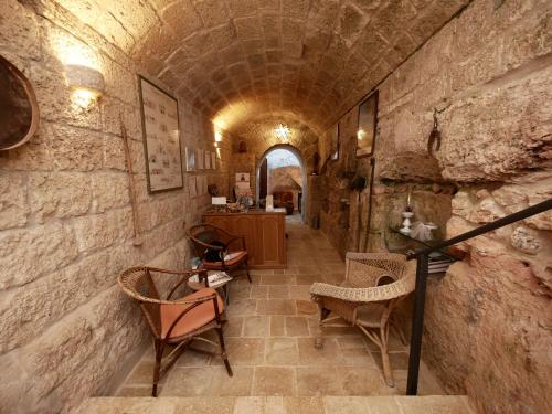 法萨诺Masseria Maccarone的石头建筑的走廊,配有桌椅