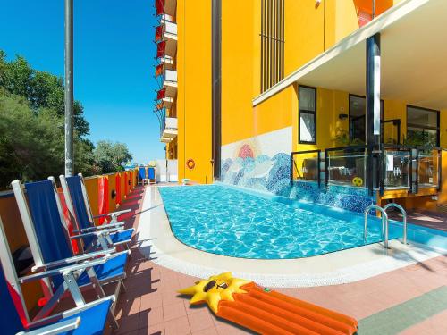 里米尼Hotel Ariane - BEACHFRONT, Breakfast XXL & Brunch的游泳池,位于带游泳池的建筑内