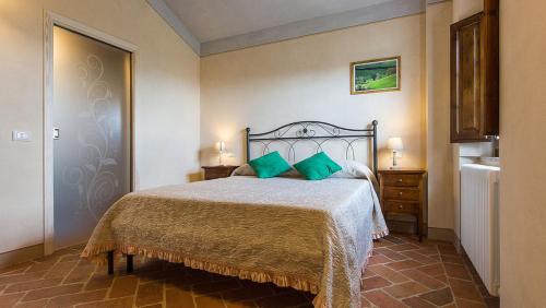 基亚恩尼Borgo Pie' di Gamboi的一间卧室配有一张带绿色枕头的床。