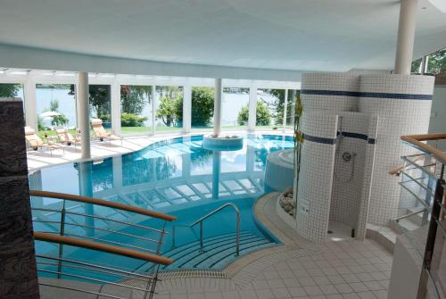 欧罗巴西霍特尔酒店内部或周边的泳池