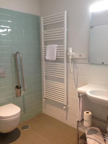 圣洛伦索-德埃斯科里亚尔圣洛伦索套房酒店的一间带卫生间和水槽的浴室