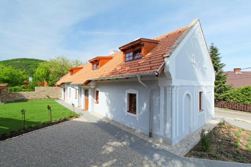 巴拉顿菲赖德Arácsi Vendégház的白色房子,有橙色屋顶
