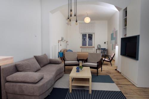 贝尔格莱德Blue Box Apartment的客厅配有沙发和桌子